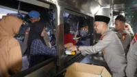 Polres-Bogor-membagikan-takjil-untuk-masyarakat-di-kendaraan-dapur-lapangan